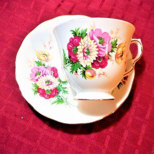 (*)*** QUEEN ANNE *** Cup and Saucer / SET ~ VINTAGE